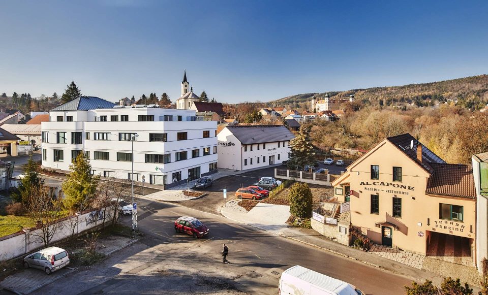 Pohled na Mníšek pod Brdy a penzion z výšky
